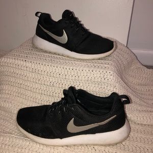 Nike Black Roshe Run Sneakers Size W8/M6